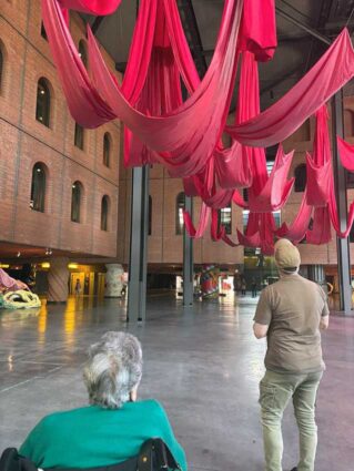 Varias personas mayores, en el atrio de Azkuna Zentroa