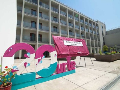 La Residencia Barandiaran de Durango, un hogar que en 20 años ha atendido a 884 personas Un cartel en el que se lee