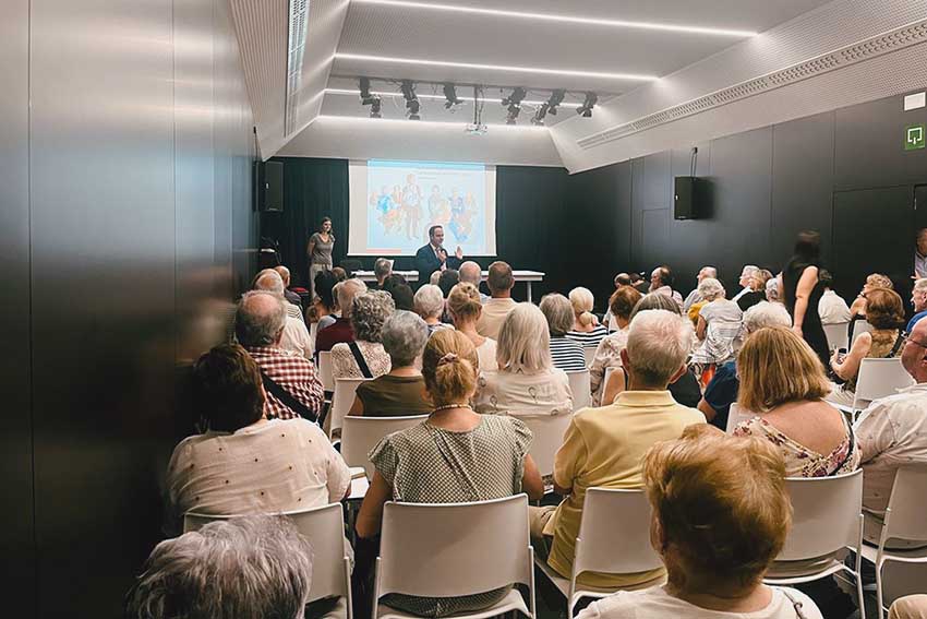 Ayudamos a hacer un Bilbao más amable para las personas mayores Un amplio grupo de personas, en una sala frente a una pantalla