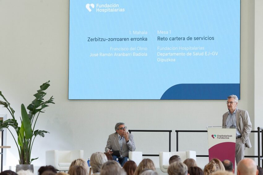 Ospitalarioak Fundazioak Euskadiko, Nafarroako eta Kantabriako zentroetarako bere Lidergo Programa itxi du Arrasaten Gizon bat entzule bati hitz egiten ari zaio, eta beste bat begira ari zaio, agertoki bateko besaulki batean eserita