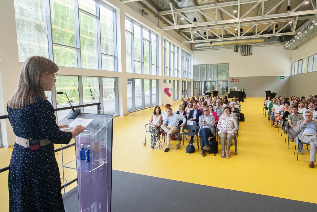 La Fundación Hospitalarias clausura en Mondragón su Programa de Liderazgo para los centros de Euskadi, Navarra y Cantabria Una mujer se dirige desde un atril a una amplia audiencia