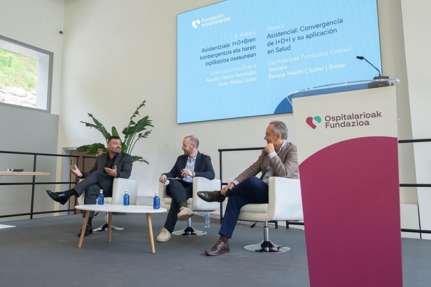 Ospitalarioak Fundazioak Euskadiko, Nafarroako eta Kantabriako zentroetarako bere Lidergo Programa itxi du Arrasaten Ezkerretik eskuinera, Agustin Saenz, Jose Luis Giron eta Asier Albizu