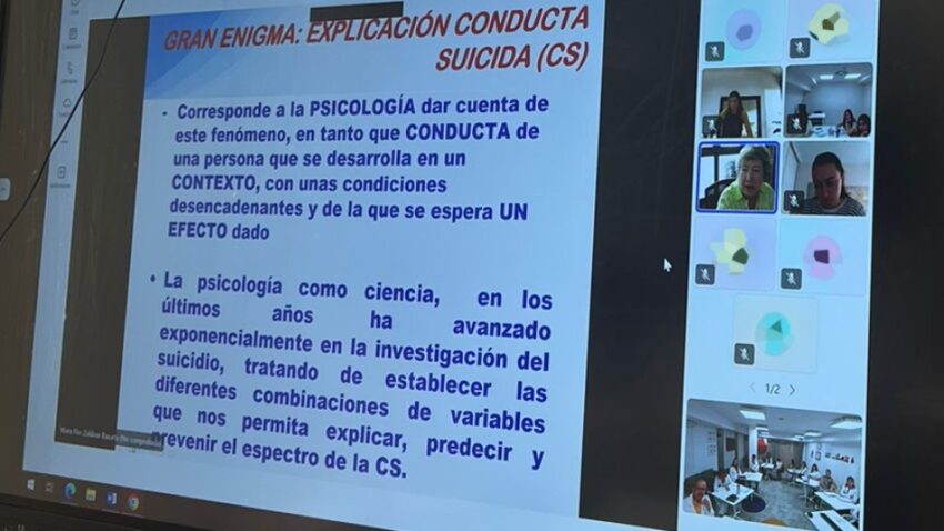 Una diapositiva sobre la conducta suicida en la pantalla de un ordenador