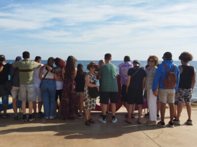 Oporrak Saloun egonaldi luzeko gure pazienteentzat Jende multzo zabala, itsasoari begira