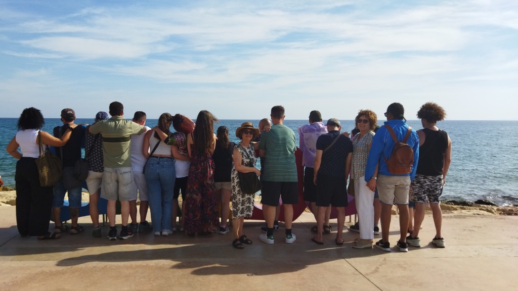 Vacaciones en Salou para nuestros pacientes de larga estancia Un grupo amplio de personas, contemplando el mar