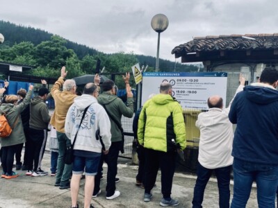 Varias personas, en el garbigune de Arrasate