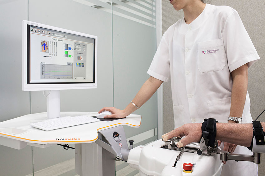 amadeo-tyromotion-dano-cerebral Tyromotionen Amadeo robota, garuneko kalteak dituzten pertsonei eskua errehabilitatzeko
