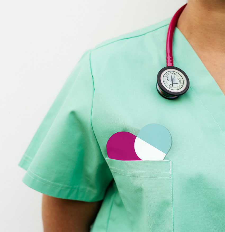 bioetica-ospitalarioak-fundazioa Una profesional con uniforme sanitario y un fonendoscopio al hombro, que tiene un logotipo de Ospitalarioak Fundazioa Euskadi en su bolsillo