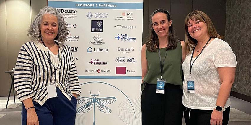 Fisioterapeutas de Ospitalarioak Fundazioa Euskadi colaboran en el Estudio Dragonfly sobre CTNNB1 Tres mujeres posan ante el cartel del Congreso sobre el síndrome CTNNB1 en Bilbao