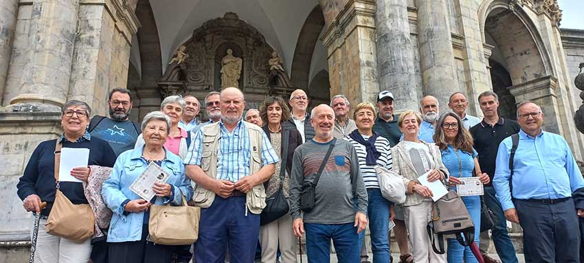 Impartimos formación sobre acompañamiento en patología dual a la Pastoral Penitenciaria Un grupo de personas posa delante de una iglesia