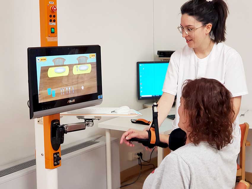 Pronóstico y expectativas en la rehabilitación del daño cerebral: hacia un modelo de acompañamiento honesto Una paciente con daño cerebral, usando el robot de rehabilitación del miembro superior Diego con ayuda de una terapeuta
