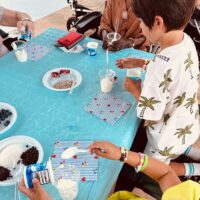 Pintura, juego, pulseras y helados