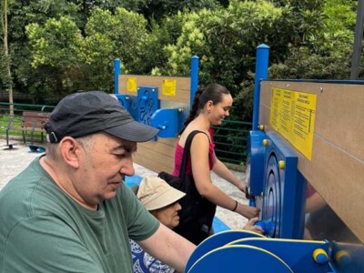 Participamos en el programa "Gaituz Sport" para fomentar el ejercicio al aire libre Un hombre mayor y una chica utilizan aparatos de gimnasia en un parque