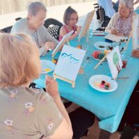 Pintura, juego, pulseras y helados