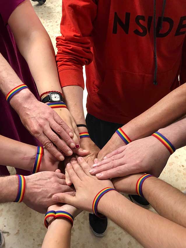 El Orgullo LGTBIQ+ se vive y se cuida también en el hospital Varias manos con pulseras con los colores del arco iris