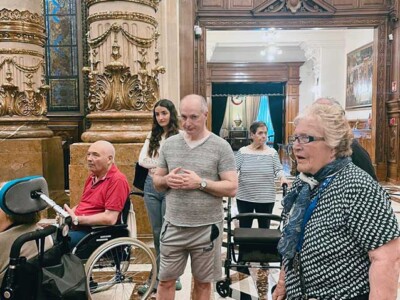 Visitamos el Palacio de la Diputación Foral de Bizkaia Varias personas mayores, en una sala de un palacio