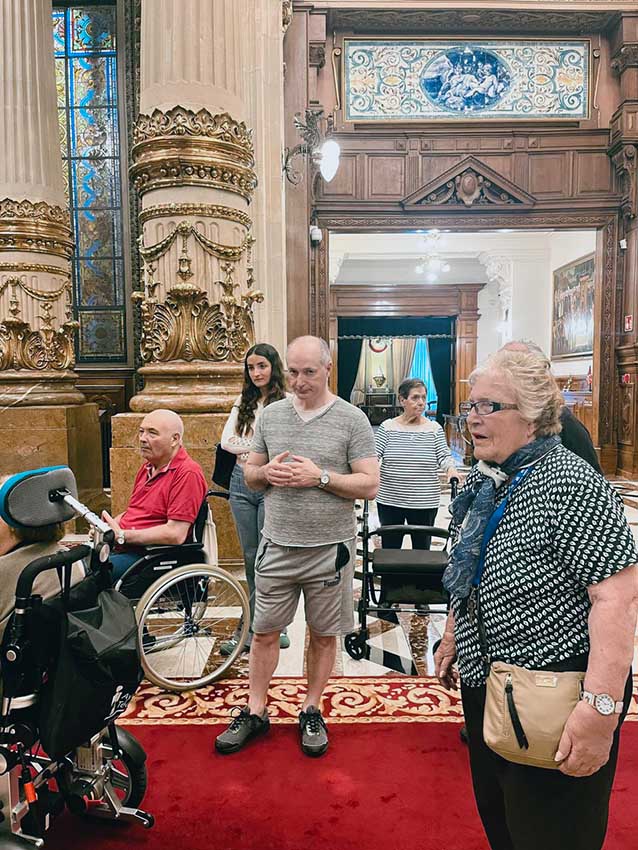 Bizkaiko Foru Aldundiaren Jauregia bisitatu dugu Adineko pertsona batzuk, jauregi bateko gela batean