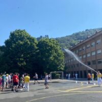 Udako festa ospitalean: egun freskagarri bat ur jolasen artean