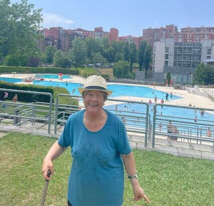 Piscina, cartas y helado: un planazo veraniego Una mujer mayor posa delante de unas piscinas al aire libre