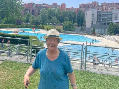 Piscina, cartas y helado: un planazo veraniego Una mujer mayor posa delante de unas piscinas al aire libre