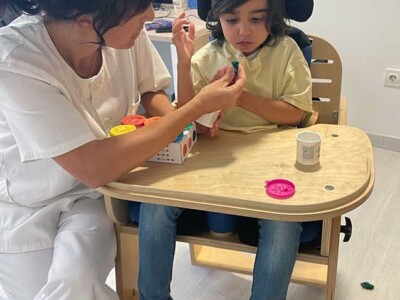 La logopeda Ohiana Ramos, en una sesión con Martina