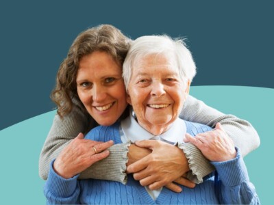 Adinekoen Nazioarteko Eguna: osasun laguntzatik harago doazen zaintzak Zaintzaile bat, adineko emakume baten ondoan