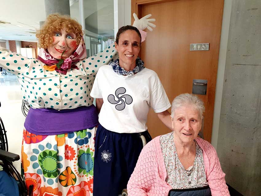 Música, bailes y helados para celebrar la Aste Nagusi bilbaína Marijaia, junto a una monitora y una residente de Txurdinagabarri