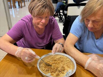 Una receta y muchos recuerdos Dos mujeres mayores preparan una tarta de queso