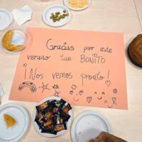 Una mesa con ducles, en la que hay un cartel que dice: "Gracias por este verano tan bonito. ¡Nos vemos pronto!"