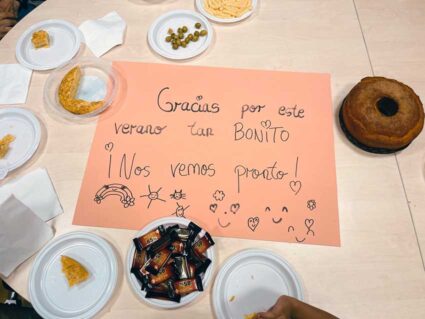 Uda amaiera bizia Txurdinagabarrin Una mesa con ducles, en la que hay un cartel que dice: "Gracias por este verano tan bonito. ¡Nos vemos pronto!"