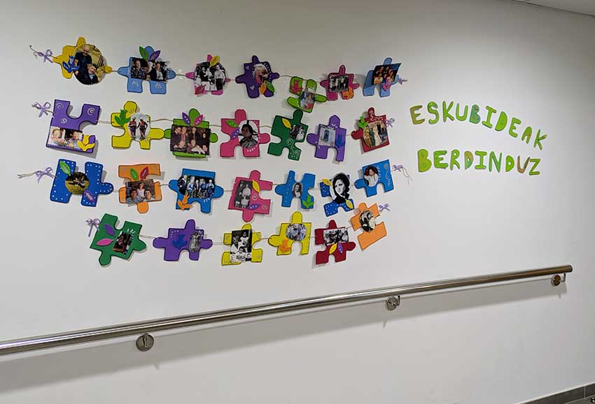 Celebramos el Día Mundial del Alzheimer con actividades de reminiscencia, un vídeo y un mural colectivo Un mural en una pared