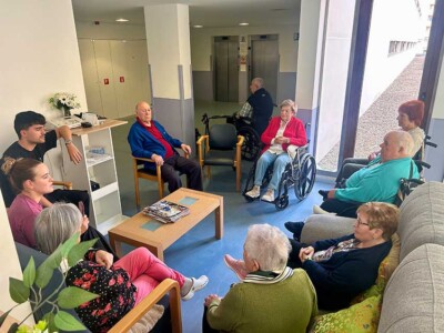 Alzheimerraren Mundu Eguna ospatu genuen oroitzapen jarduerekin, bideo batekin eta mural kolektibo batekin Adineko pertsonen talde bat