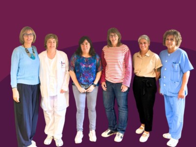 Seis mujeres, de pie, mirando a cámara