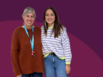 Dos mujeres sonriendo