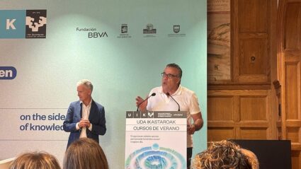 Gure Lege Psikiatriako Unitatea, EHUko Udako Ikastaroetan Un hombre habla a una audiencia desde un atril