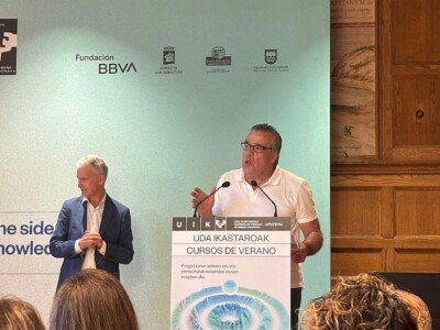 Un hombre habla a una audiencia desde un atril