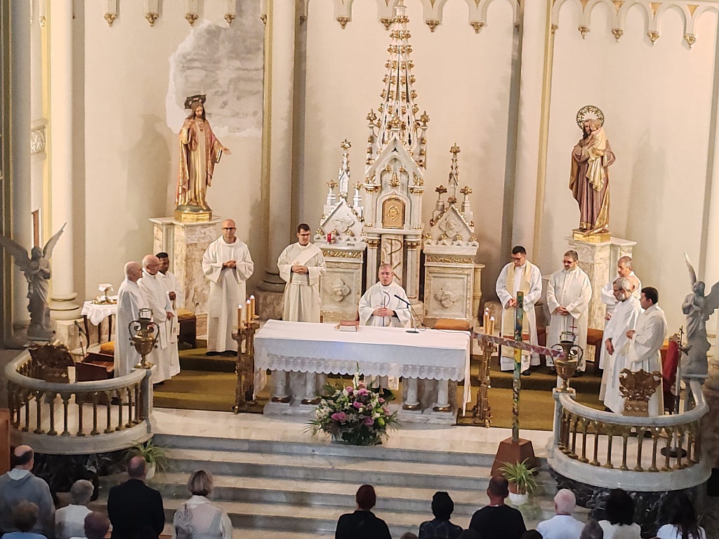 Donostiako gotzainak meza eman zuen gure elizan, Jubileuko Urtea gure pazienteekin ospatzeko Eukaristia batean zehar eliza baten barnealdea