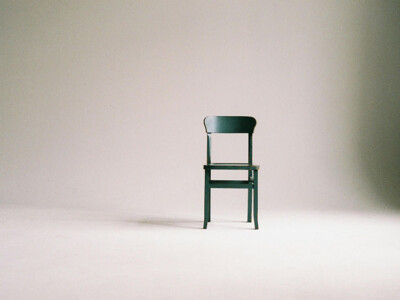 Una silla vacía en una habitación