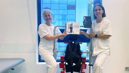 Marsi Bionics-ek jardunbide egoki gisa Atlas 2030 exoeskeletoa erabili dugun kasuetako bat argitaratzen du Dos fisioterapeutas, junto al exoesqueleto Atlas 2030, muestran un libro