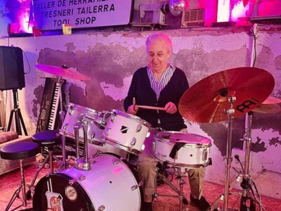 Visitamos el espacio más creativo de Bilbao Una mujer mayor, tocando una batería