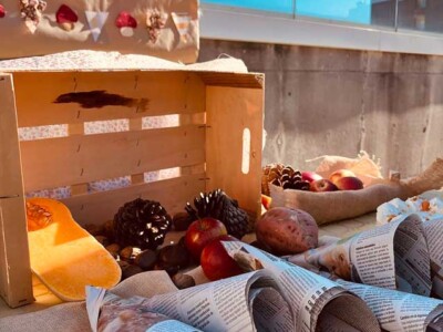 Damos la bienvenida al otoño Una mesa con castañas y frutos típicos de otoño
