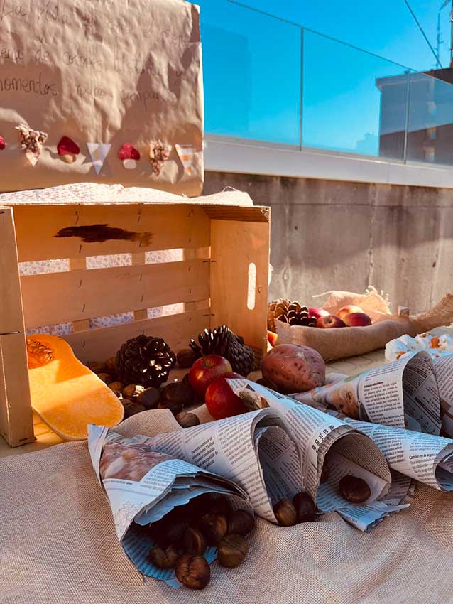 Damos la bienvenida al otoño Una mesa con castañas y frutos típicos de otoño