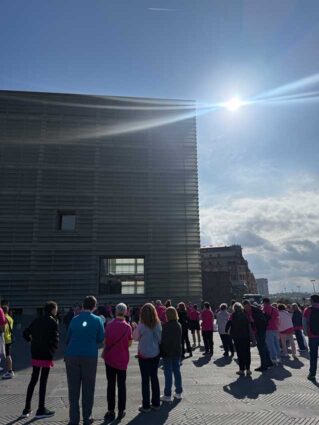 Marcha por la salud mental en San Sebastián, junto al Kursaal