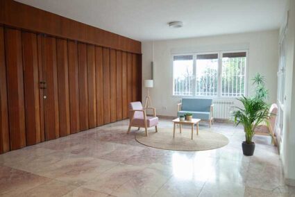 20251015-centro-monte-avril-bilbao-discapacidad-intelectual-13 Hall de entrada del Centro Monte Avril de Bilibao, para personas con discapacidad intelectual