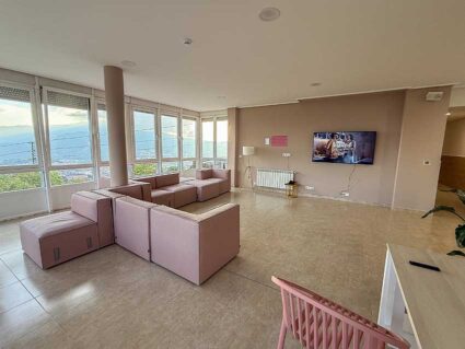 20251015-centro-monte-avril-bilbao-discapacidad-intelectual-18 Sala de estar del Centro Monte Avril de Bilibao, para personas con discapacidad intelectual