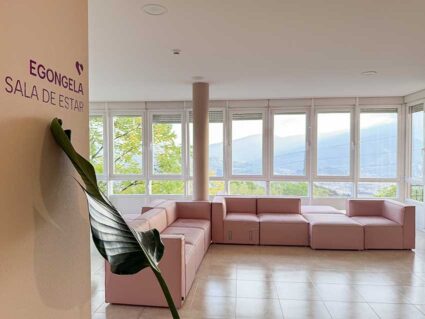 20251015-centro-monte-avril-bilbao-discapacidad-intelectual-21 Sala de estar del Centro Monte Avril de Bilibao, para personas con discapacidad intelectual