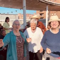 Bratwurstak, pretzelak eta garagardoa goiko terrazan: Prost! Bratwurstak, pretzelak eta garagardoa goiko terrazan: Prost!