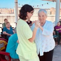 Bratwurstak, pretzelak eta garagardoa goiko terrazan: Prost! Bratwurstak, pretzelak eta garagardoa goiko terrazan: Prost!