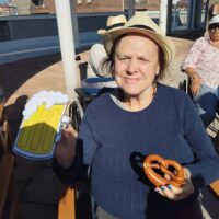 Bratwurstak, pretzelak eta garagardoa goiko terrazan: Prost! Bratwurstak, pretzelak eta garagardoa goiko terrazan: Prost!