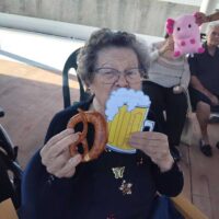 Bratwurstak, pretzelak eta garagardoa goiko terrazan: Prost! Bratwurstak, pretzelak eta garagardoa goiko terrazan: Prost!